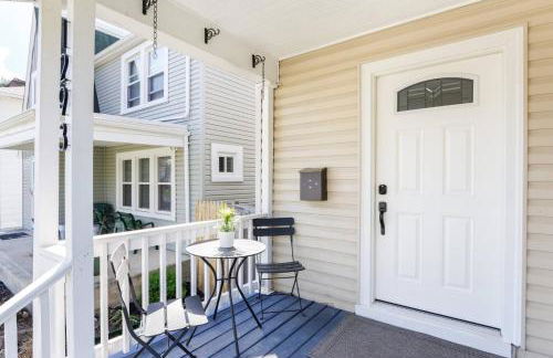 Modern 3BR w Yard Garage - Photo 9