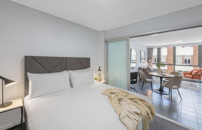 Meriton Suites Adelaide Street, Brisbane - Photo 11