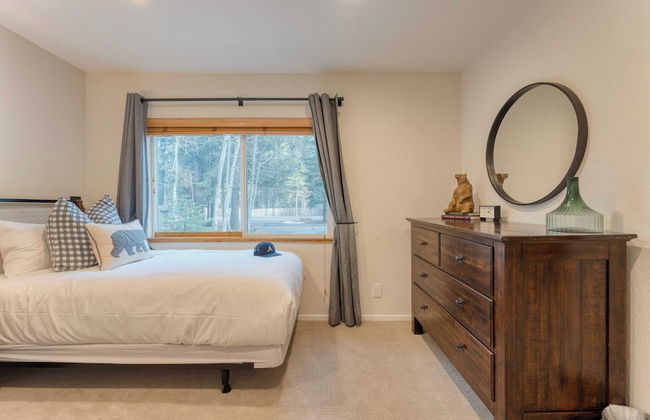 Westlake Cabin by Avantstay Hot Tub, Near Skiing, Walk to Restaurants & Lake! - Foto 24