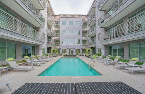 Modern 2BD DT - Balcony, Gym, W-D, Parking - Sleeps 8 - Photo 6