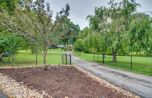 Idyllic Cave Spring Studio with Patio and Fire Pit! - Foto 23