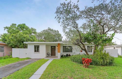 Charming 4BR Oasis with Saltwater Pool and Parking - Foto 5