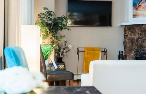 Lovely 3-bedroom rental unit with free parking! - Photo 3