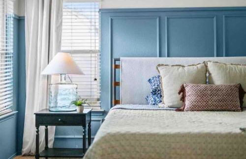 Sunny 4BR with Backyard Oasis - 15 Min to Lakes - Foto 3