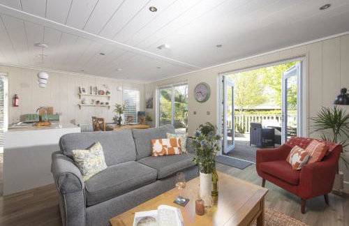 Cedar Lodge, Strawberryfield Park - Photo 2