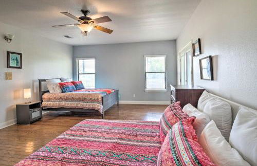 Gingerland Ranch in Del Valle Game Room and Porch - Foto 14