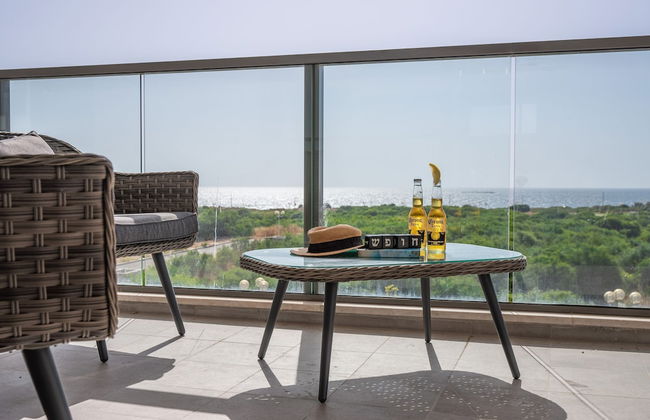 Sunlit Balcony & Coastal Charm by Sea N' Rent - Foto 22