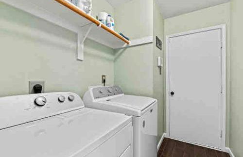 Sunny 4BR with Backyard Oasis - 15 Min to Lakes - Foto 24