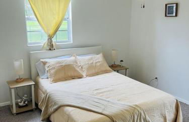 House of Shells, beautiful garden, fenced yard, dog friendly, fire pit! - Foto 12