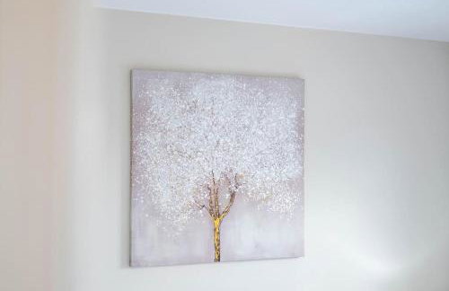 Charming House with Free Parking - Photo 53