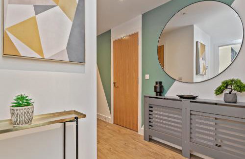 LUXURY AIRPORT SUITE, FREE Parking, FANTASTIC Location, Close To Airport, Train Station And Town Centre - Foto 6