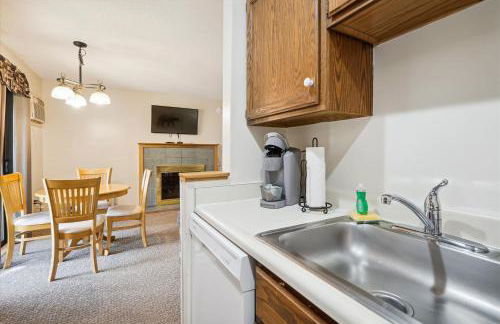 Cedarbrook Two Queen Bed Standard Hotel Room with outdoor heated pool 102 - Foto 9