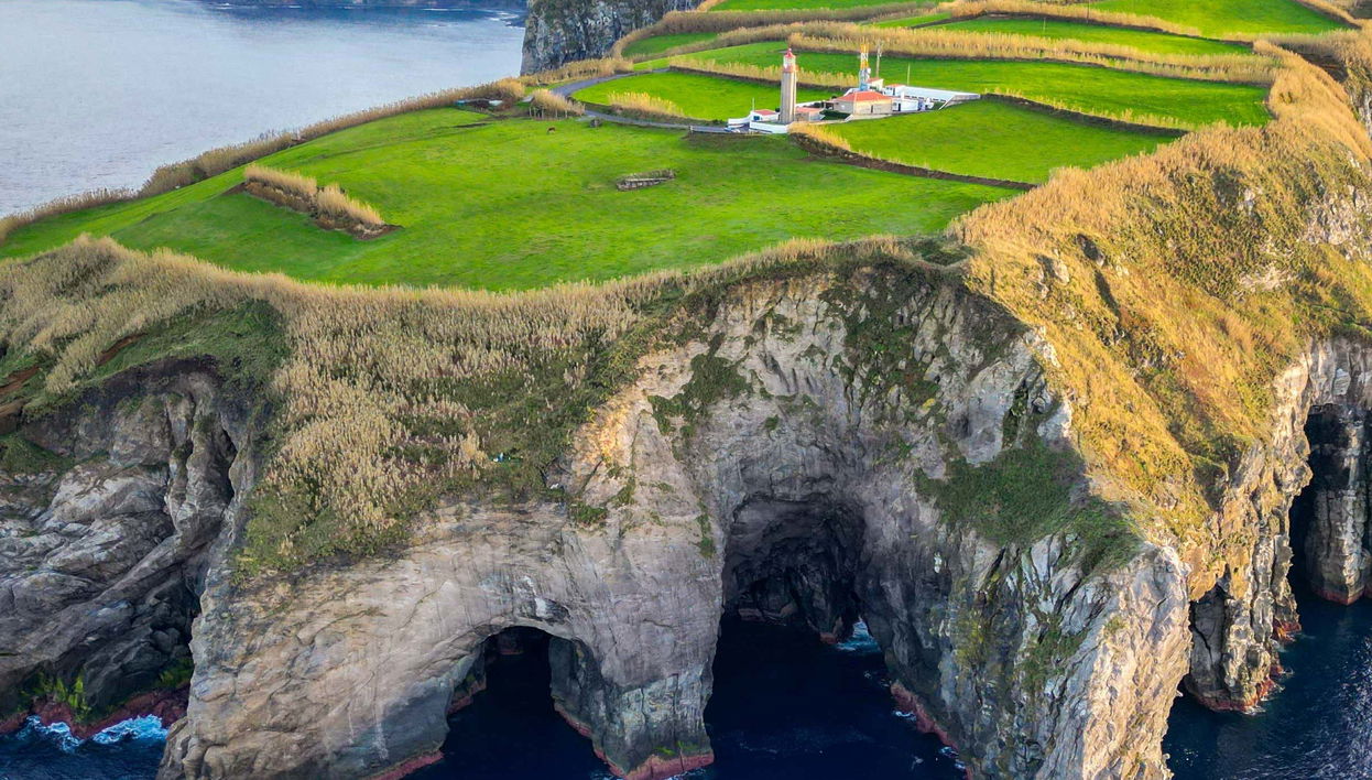Passeio de barco pelas grutas de Rabo de Peixe