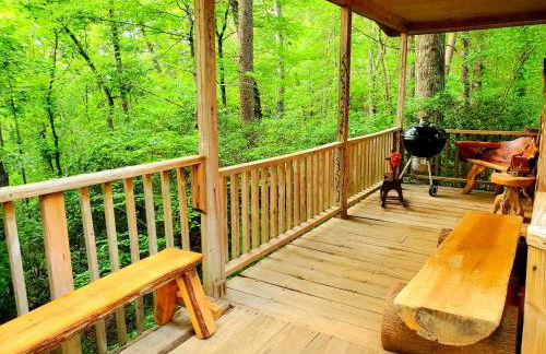 Lil' Log at Hearthstone Cabins and Camping - Pet Friendly - Photo 2