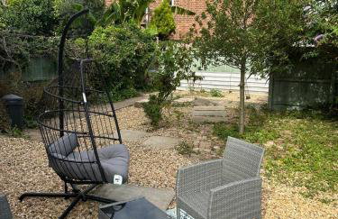 Park View is a beautiful whole entire house close to town centre, sleeps 8 in 4 rooms, 2 doubles and 4 single beds with 2 shower rooms, available for holidays, insurance stays, trades people, contractors, pets welcome - Foto 42