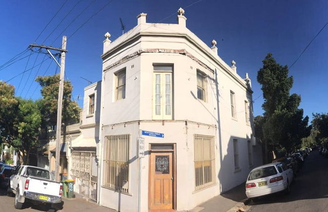 Spacious 3 Bedroom Terrace in Newtown - Photo 1