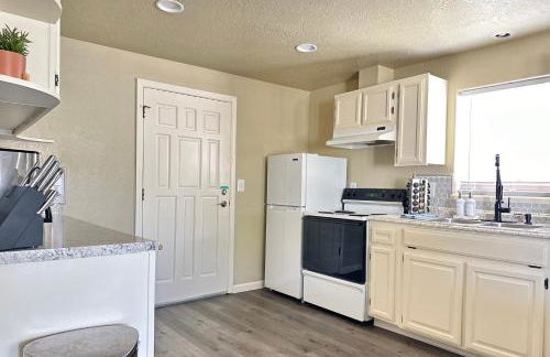Near Downtown- Kitchen-washerdryer-parking - Foto 20