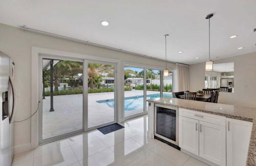 Waterfront Oasis w/ Enclosed Pool! - Foto 29