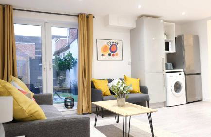 Lovely 2 Bed Apartment w Garden near Northampton - Photo 4