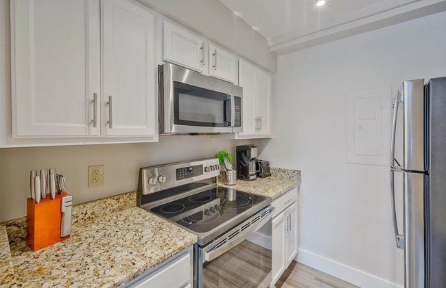 Global Luxury Suites at Georgetown - Photo 39