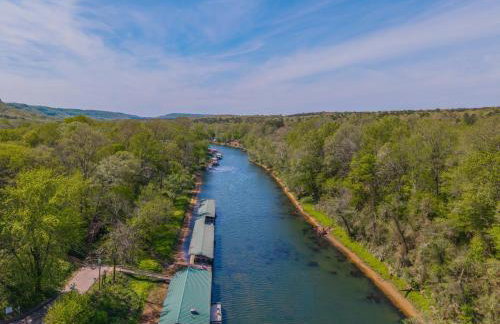 Riverfront Little Red Cabin, Hot Tub, World-class Trout Fishing, Views & Boat Access - Photo 52