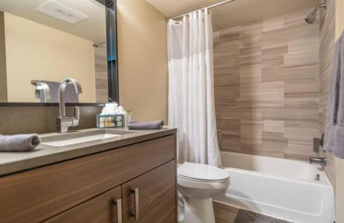 Stylish King 1BR 8 Min to Downtown Pool Gym & Parking 04 - Foto 14