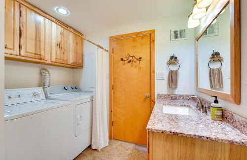 Lakefront Queensbury Home Kayaks and Boat Dock - Foto 19