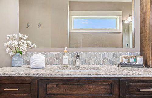 Luxury Stay with Golf Simulator and 3 King Bedrooms - Foto 27