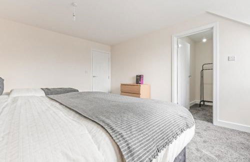 Modern 4-Bed, Parking, Pool Table, Sleeps 11 - Foto 7