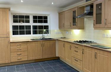 Spacious 5-Bed Detached House, Sleeps 10, Parking - Photo 35