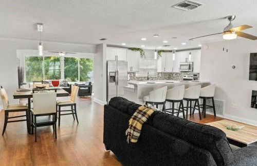 Stadium Sunflower Miramar home, 3 bd, 2 ba - Photo 1