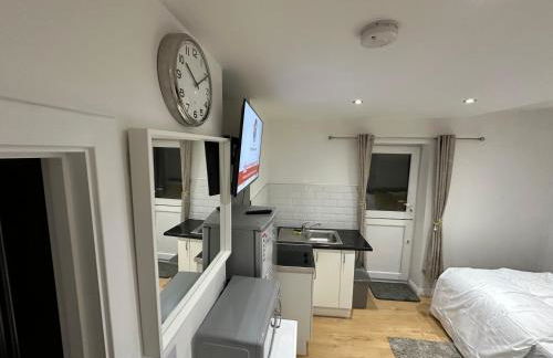 1st Studio Flat With full Private Toilet And Shower With its Own Kitchenette in Keedonwood Road Bromley A Fully Equipped Independent Studio Flat - Photo 21