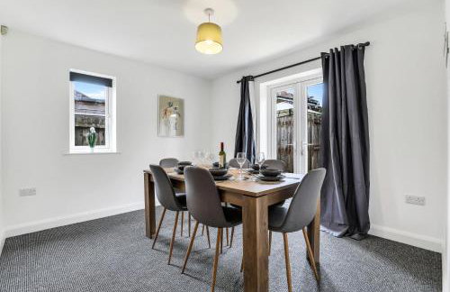 Comfortable 3-Bed Dormer Bungalow Family & Business Friendly - Photo 26