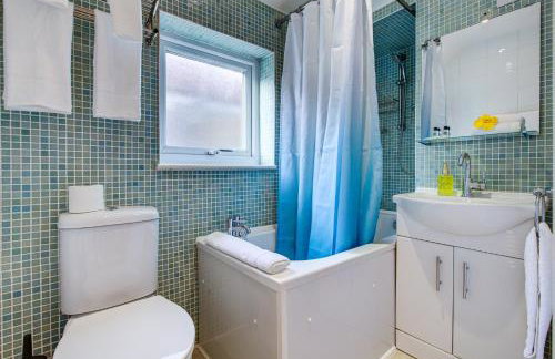 Spacious 4-Bed House in Welling - Free parking - Photo 36