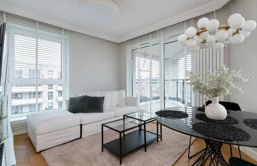 Elegant Apartment with Parking Space and Balcony by Noclegi Renters - Foto 1