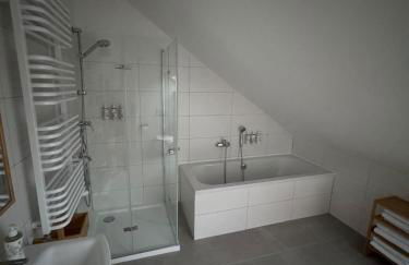 ApartNaest Radeberg - vollausgestattete 1 - bis 4-Zimmer Apartments l 24h Zugang per Code l Check-in Anleitung über Posteingang l Parkplatz auf Anfrage l Frühstück optional - Foto 49