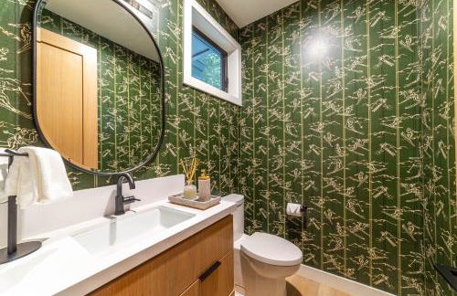 Spectacular New 4BR Townhome: Garage, Jacuzzi, BBQ - Photo 37