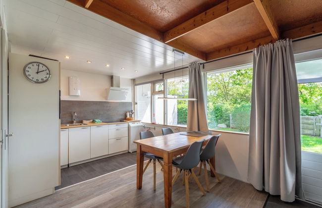 Cozy Holiday Home With Garden - Photo 5