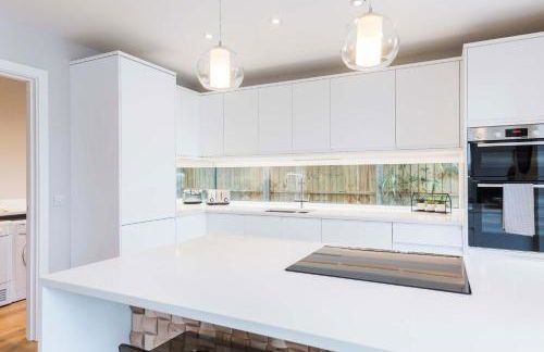 Stylish new Home With Parking - King Beds Garden - Foto 12