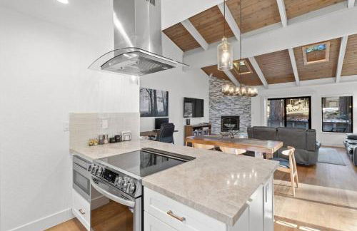 Fun & Air Conditioned Lake Tahoe 3 BR/2.5 BA Home - Foto 1