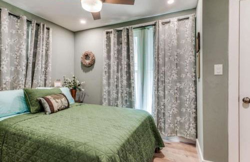 Stockyards! Less than 3 mins-Sleeps 8 -Gable House - Photo 8