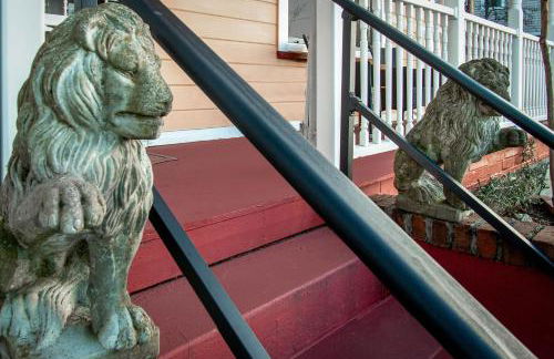 The Golden Parlor- Historic Victorian, Hot Tub - Foto 53