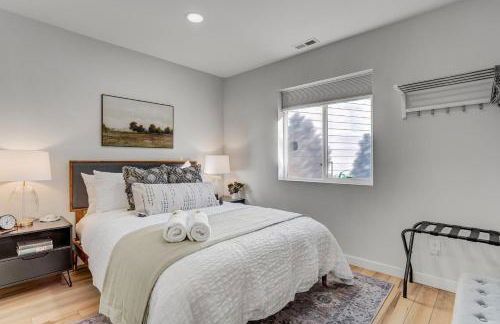 Secluded Westside Cottage - King Bed, Hot Tub, Views, Near Parks and Trails! - Foto 29