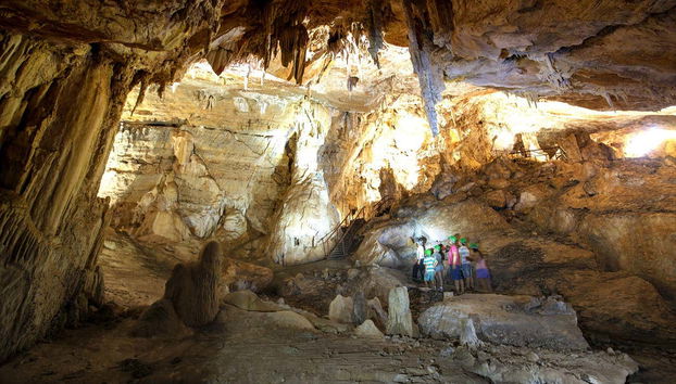 Observando as formações geológicas das grutas
