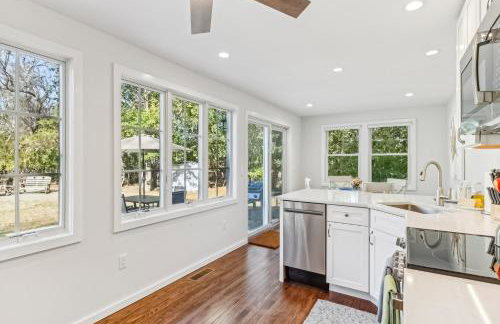 Steps to Beach + Sunset Views! East Marion Home - Foto 10