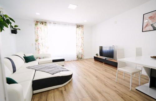 New Big City Center Apartment 4th floor no elevator - Photo 3