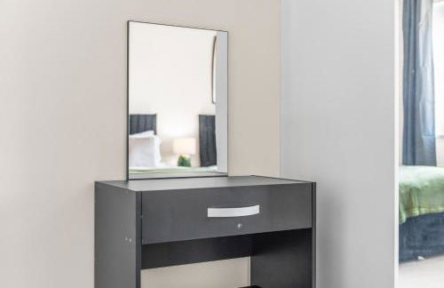 Stylish 4 Bedroom House in St Neots w Free Parking - Foto 25