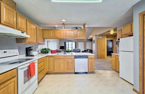 Elwood Townhome with Patio - 7 Mi to Johnson Lake - Foto 9