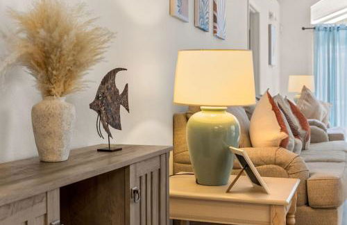 Modern Retreat Pool and Game Room - Foto 22