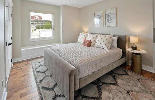 Luxury 5 BR 4 Bath, Hot Tub, Outdoor Kitchen, Across Street from Kyle Field! - Foto 25